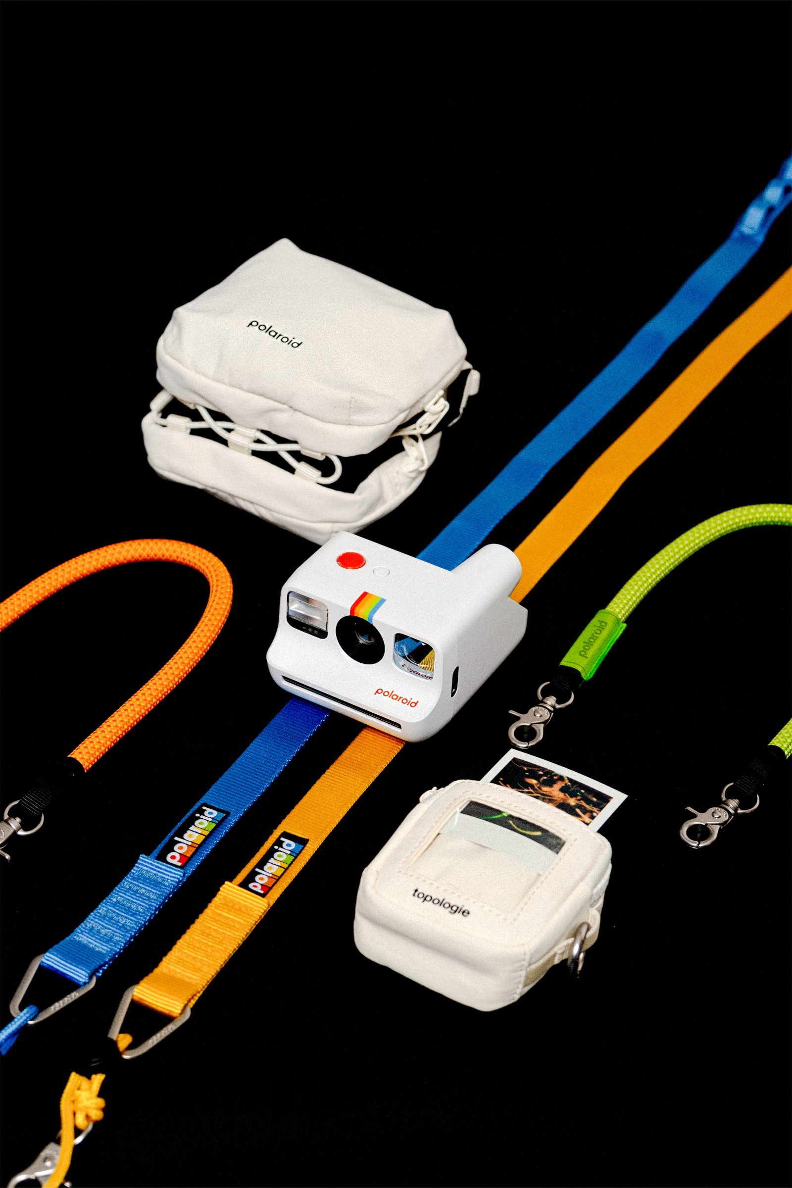 街歩きにポラロイドカメラを！ 話題のトポロジーとコラボした専用